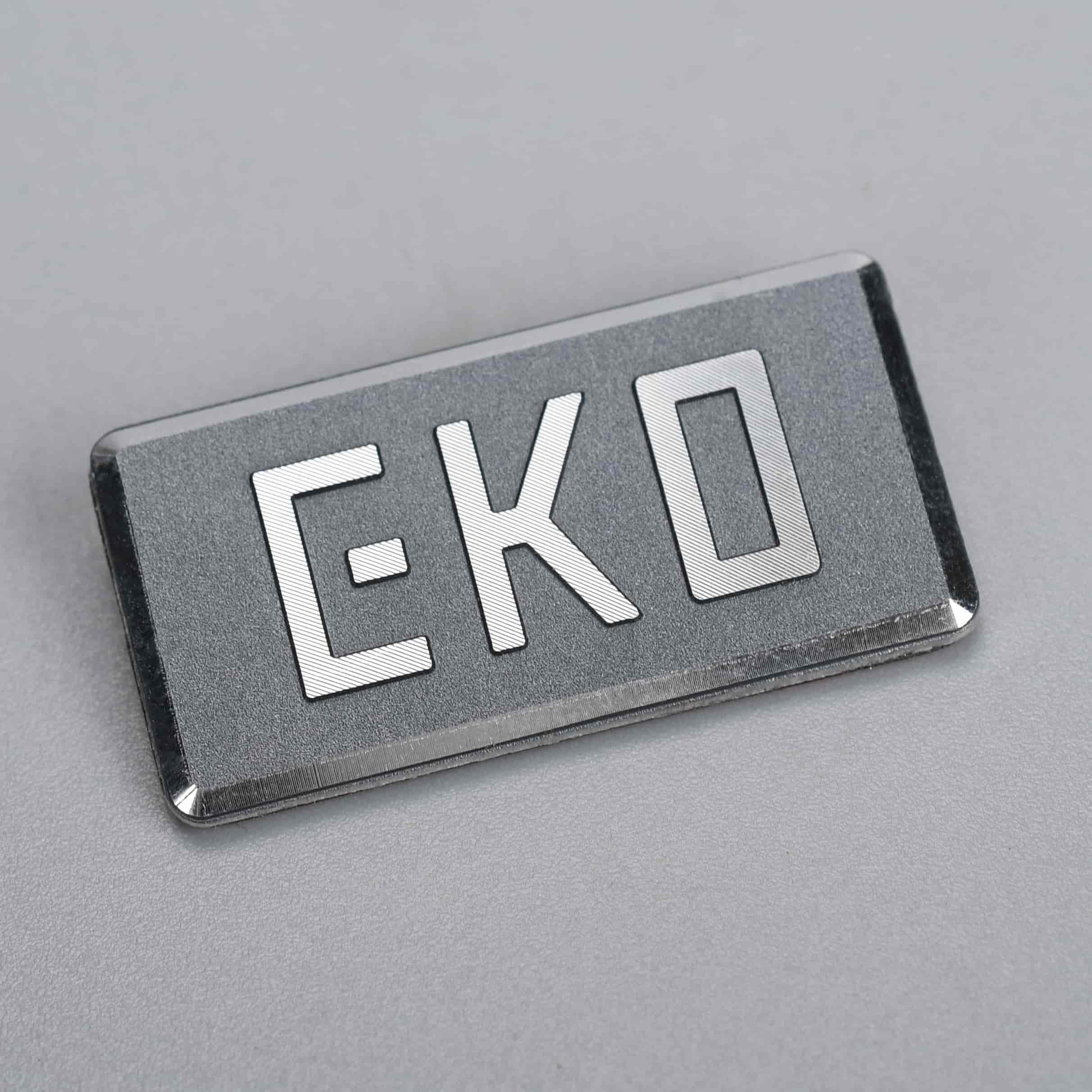 Domborított elektronikai névtábla